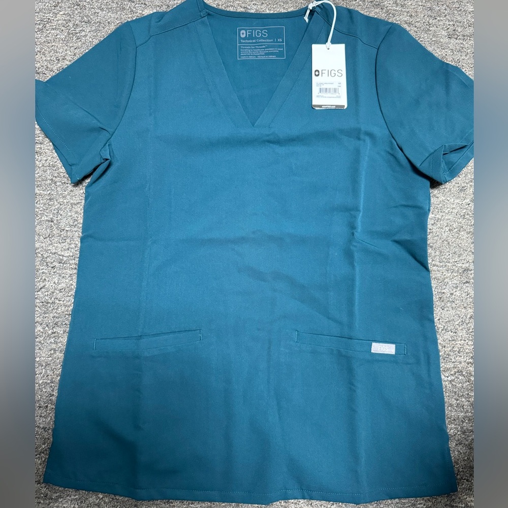 FIGS women
W_CASMA THREE-POCKET
SCRUB TOP
Style: FW1100